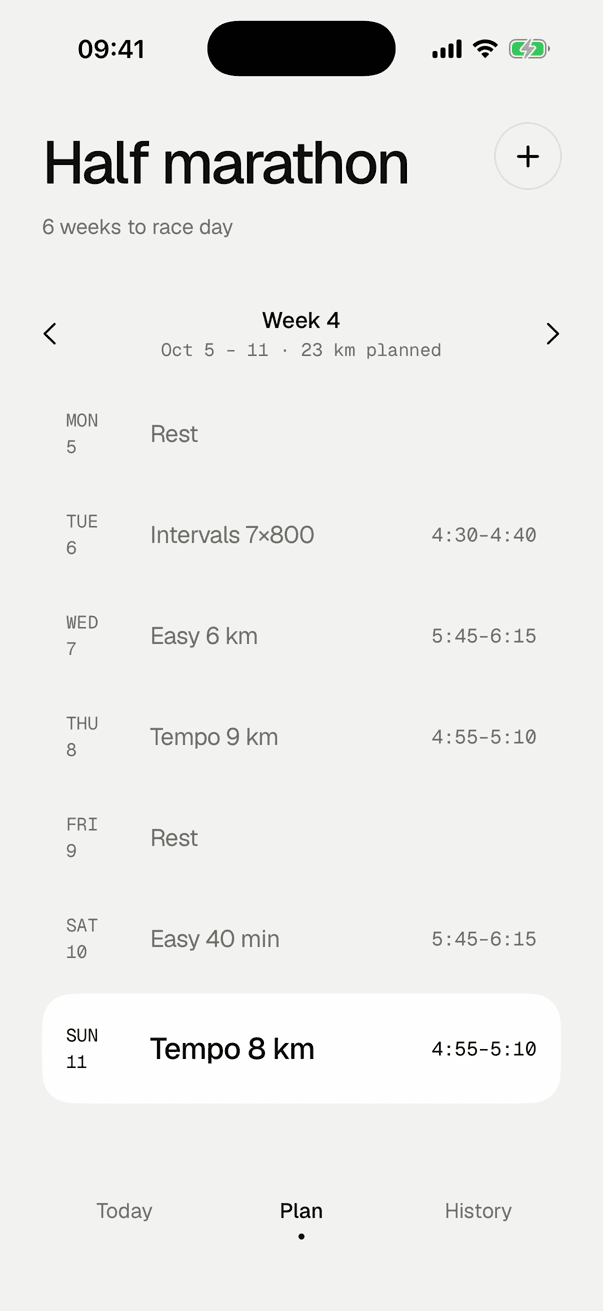 ZoneTempo Plan screen: half marathon plan, week 4, with rest days, intervals, easy and tempo runs and their pace bands